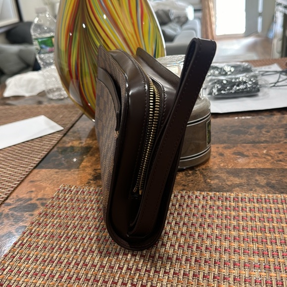 LOUIS VUITTON
Damier Ebene Pochette Saint Louis Clutch - Picture 4 of 12